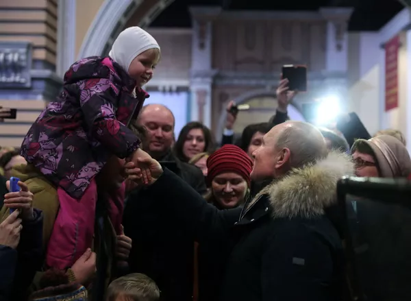 Tổng thống Vladimir Putin tham quan triển lãm của Hiệp hội yêu nước Lenrezerv Tổng thống Vladimir Putin tham quan triển lãm của Hiệp hội yêu nước Lenrezerv - Sputnik Việt Nam
