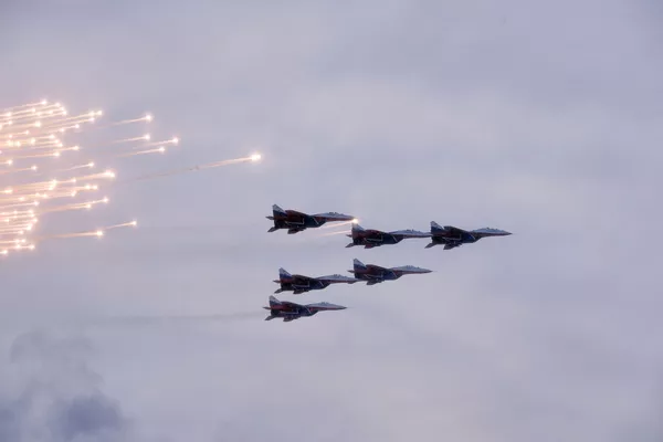 Đội nhào lộn trên không MiG-29 Những con chim yến trong cuộc diễu binh kỷ niệm 75 năm ngày dỡ bỏ phong tỏa Leningrad ở St. Petersburg Đội nhào lộn trên không MiG-29 Những con chim yến trong cuộc diễu binh kỷ niệm 75 năm ngày dỡ bỏ phong tỏa Leningrad ở St. Petersburg - Sputnik Việt Nam