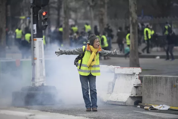 Người tham gia biểu tình phản kháng Áo gi lê vàng ở Paris Người tham gia biểu tình phản kháng Áo gi lê vàng ở Paris - Sputnik Việt Nam