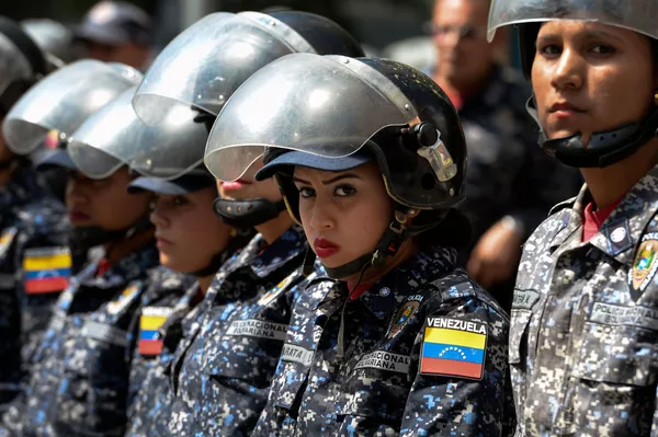 Cảnh sát trong cuộc biểu tình phản đối Tổng thống Nicolas Maduro ở Caracas, Venezuela Cảnh sát trong cuộc biểu tình phản đối Tổng thống Nicolas Maduro ở Caracas, Venezuela - Sputnik Việt Nam