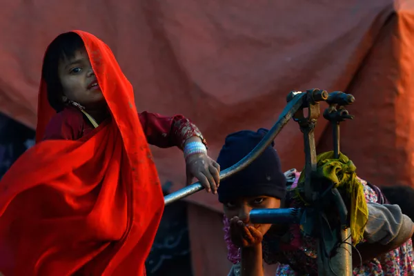 Đứa trẻ Di-gan uống nước tại máy bơm tay ở Lahore, Pakistan Đứa trẻ Di-gan uống nước tại máy bơm tay ở Lahore, Pakistan - Sputnik Việt Nam