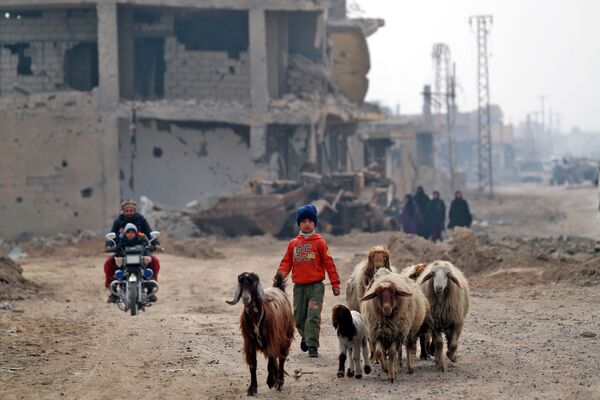 Dân thường trở về thành phố Hajin (Syria) sau khi được giải phóng khỏi IS (tổ chức khủng bố bị cấm ở Nga) - Sputnik Việt Nam