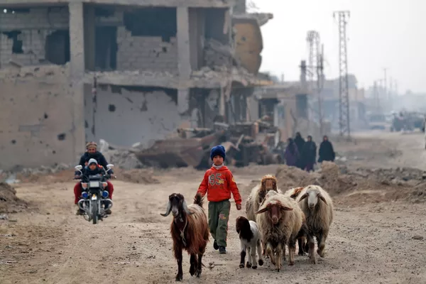 Dân thường trở về thành phố Hajin (Syria) sau khi được giải phóng khỏi IS (tổ chức khủng bố bị cấm ở Nga) Dân thường trở về thành phố Hajin (Syria) sau khi được giải phóng khỏi IS (tổ chức khủng bố bị cấm ở Nga) - Sputnik Việt Nam