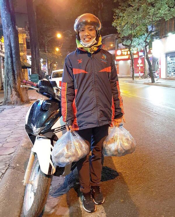 Thu Thảo đi xe máy ship khoai lang cho khách những ngày giáp Tết tại Hà Nội Thu Thảo đi xe máy ship khoai lang cho khách những ngày giáp Tết tại Hà Nội - Sputnik Việt Nam