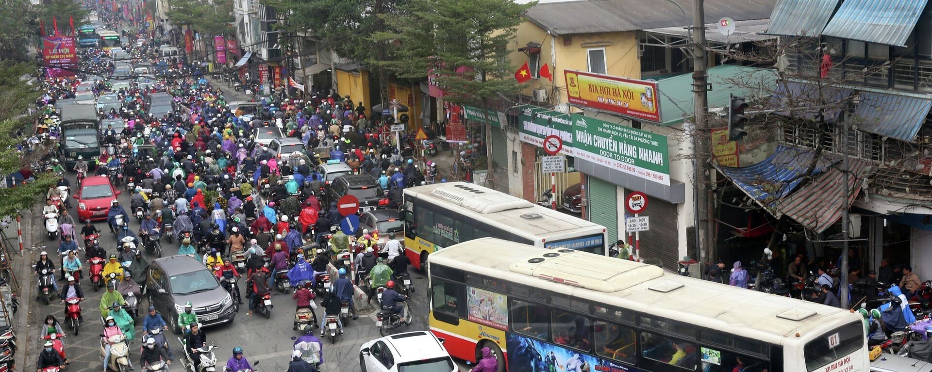 Tuyến phố Khâm Thiên những ngày bình thường đã luôn là điểm đen về ùn tắc giao thông, thì vào thời điểm cận Tết lại càng ách tắc nghiêm trọng hơn. - Sputnik Việt Nam, 1920, 13.03.2019