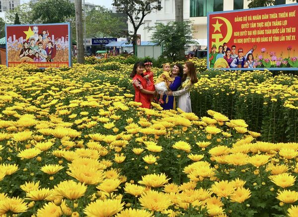 Nhiều người còn tranh thủ tạo dáng, chụp ảnh lưu niệm tại chợ hoa. - Sputnik Việt Nam