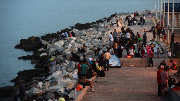 Người tị nạn Trung Đông tại cảng Mytilene trên đảo Lesbos của Hy Lạp - Sputnik Việt Nam