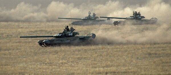 Xe tăng lực lượng vũ trang của Nga cuộc tập trận chiến lược Trung tâm-2015 tại tỉnh Orenburg - Sputnik Việt Nam