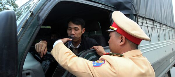 Cảnh sát giao thông Công an tỉnh Lào Cai thực hiện kiểm tra nồng độ cồn với lái xe tham gia giao thông trên đại lộ Trần Hưng Đạo, thành phố Lào Cai. Cảnh sát giao thông Công an tỉnh Lào Cai thực hiện kiểm tra nồng độ cồn với lái xe tham gia giao thông trên đại lộ Trần Hưng Đạo, thành phố Lào Cai. - Sputnik Việt Nam