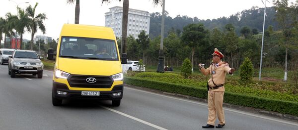Cảnh sát giao thông Công an tỉnh Lào Cai thực hiện kiểm tra các phương tiện tham gia giao thông trên đại lộ Trần Hưng Đạo, thành phố Lào Cai. - Sputnik Việt Nam