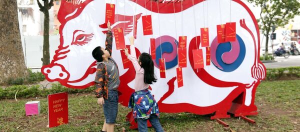 Trẻ em vui sướng bên mô hình chú lợn năm 2019. - Sputnik Việt Nam