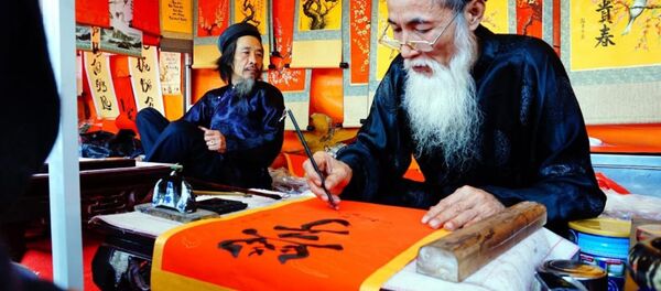 Xin câu đối - một trong những phong tục của người Việt dịp Tết Nguyên Đán. - Sputnik Việt Nam