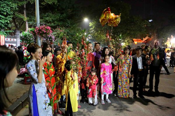 Không khí rộn ràng đón Năm mới Kỷ Hợi 2019 của người dân Thủ đô Hà Nội và du khách nước ngoài tại khu vực hồ Hoàn Kiếm. Không khí rộn ràng đón Năm mới Kỷ Hợi 2019 của người dân Thủ đô Hà Nội và du khách nước ngoài tại khu vực hồ Hoàn Kiếm. - Sputnik Việt Nam