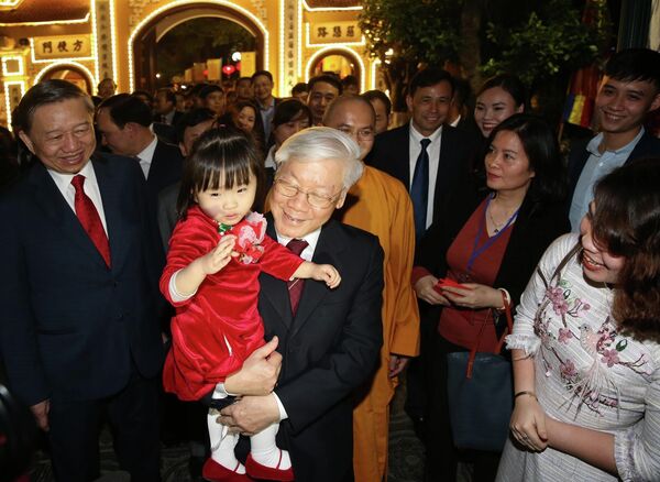 Tổng Bí thư, Chủ tịch nước Nguyễn Phú Trọng với nhân dận vui Xuân Kỷ Hợi trước chùa Trấn Quốc, đường Thanh Niên, Hà Nội. - Sputnik Việt Nam