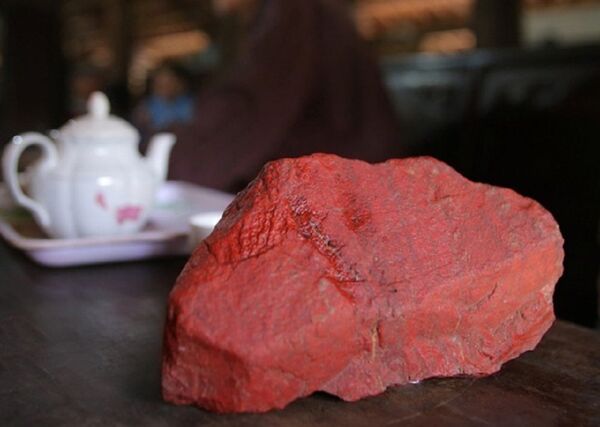 Đá Hồng Ngọc có màu đỏ như màu cờ, là loại đá ở Việt Nam duy nhất chỉ có ở huyện Bá Thước  - Sputnik Việt Nam