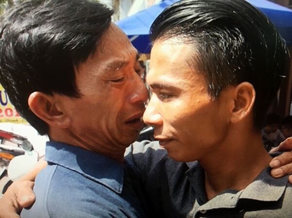 Cha con ông Phương và Lâm lần đầu gặp nhau sau hơn 30 năm thất lạc.  - Sputnik Việt Nam