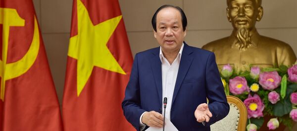 Bộ trưởng Mai Tiến Dũng cho biết, sau khi Ủy ban Kiểm tra Trung ương có kết luận và đề xuất xử lý kỷ luật, cách chức đối với Thứ trưởng Hồ Thị Kim Thoa, nếu Ban Bí thư Trung ương đồng ý với đề xuất của Uỷ ban Kiểm tra Trung ương thì các cơ quan chức năng sẽ tiếp tục các bước xử lý đối với Thứ trưởng Thoa. - Sputnik Việt Nam