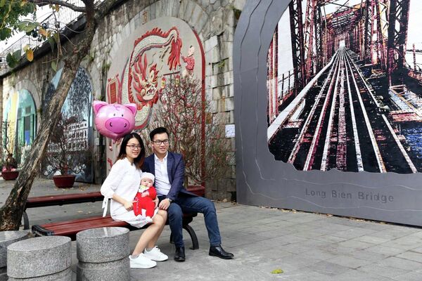 Người dân thủ đô du xuân và chụp ảnh lưu niệm tại phố Bích Hoạ - Phùng Hưng.  - Sputnik Việt Nam