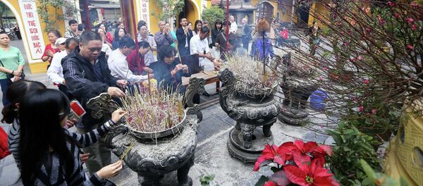 Người dân thủ đô đi lễ tại chùa Quán Sứ. - Sputnik Việt Nam