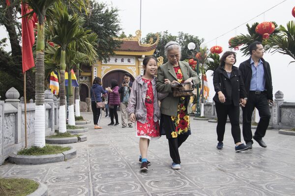 Người dân đi lễ chùa cầu an đầu năm tại chùa Trấn Quốc.  - Sputnik Việt Nam