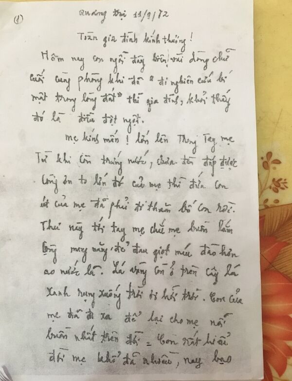 Bản phục chế của “lá thư từ lòng đất” được thờ trang trọng tại nhà bà Xơ.  - Sputnik Việt Nam