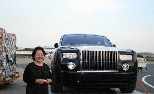 Đại gia Dương Thị Bạch Diệp bên siêu xe - Sputnik Việt Nam