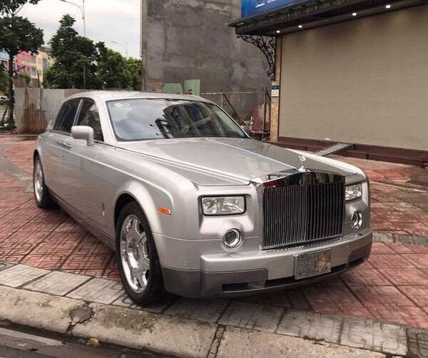 Cùng với đại gia Dương Thị Bạch Diệp, nữ chủ nhân chiếc Phantom đặt hàng chính hãng đầu tiên tại Việt Nam, doanh nhân Hoàng Khải cũng là người mở đầu cho trào lưu chơi xe siêu sang Rolls-Royce. - Sputnik Việt Nam