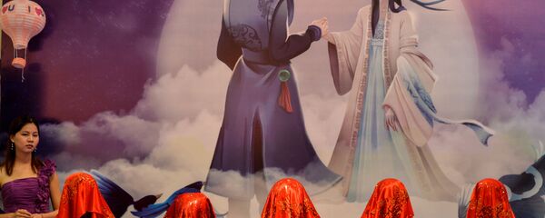 Những người đàn ông Thượng Hải quấn cờ tại cuộc thi mà các cô dâu phải tìm ra chú rể của mình trong Ngày Thất Tịch - Ngày Valentine của Trung Quốc - Sputnik Việt Nam