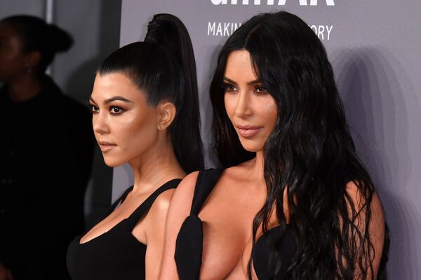 Hai chị em Kourtney và Kim Kardashian tại buổi dạ tiệc từ thiện AmfAR Gala ở New York - Sputnik Việt Nam