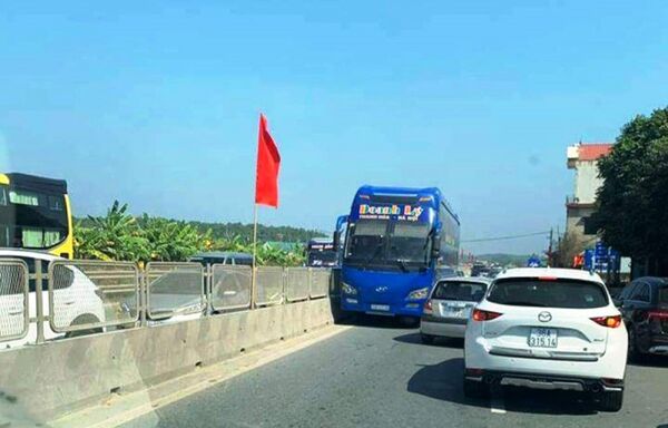 Hình ảnh chiếc xe khách đi ngược chiều trên QL1A vào ngày 7/2. - Sputnik Việt Nam