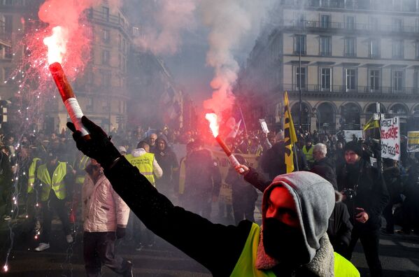 Những người tham gia cuộc tổng đình công trên đường phố Paris, Pháp - Sputnik Việt Nam