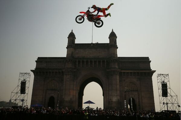 Tay đua mô tô Nga Alexei Kolesnikov trong cuộc thi Red Bull FMX Jam tại Mumbai, Ấn Độ - Sputnik Việt Nam