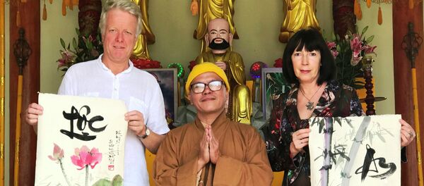 Anh Liudo xin chữ Lộc, chị Natasa xin chữ An - Sputnik Việt Nam