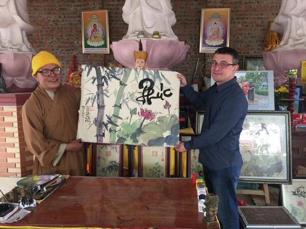 Anh Nikolai từ Nga nhận bức tranh thủy mặc-thư pháp với chữ Phúc Anh Nikolai từ Nga nhận bức tranh thủy mặc-thư pháp với chữ Phúc - Sputnik Việt Nam