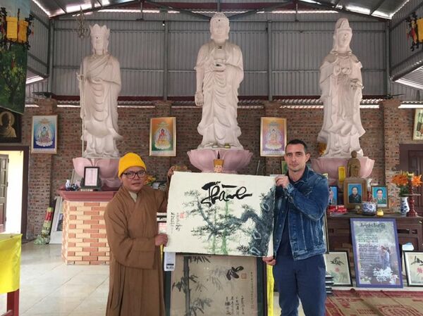 Anh Oleg từ Nga nhận bức tranh thủy mặc -thư pháp với chữ Thành Anh Oleg từ Nga nhận bức tranh thủy mặc -thư pháp với chữ Thành - Sputnik Việt Nam