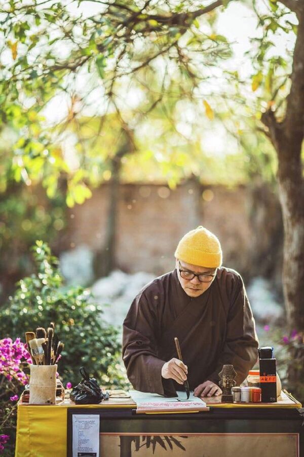 Sư thầy - họa sĩ Thích Chỉnh Tuệ đang vẽ tranh thủy mặc - thư pháp Tết Sư thầy - họa sĩ Thích Chỉnh Tuệ đang vẽ tranh thủy mặc - thư pháp Tết - Sputnik Việt Nam