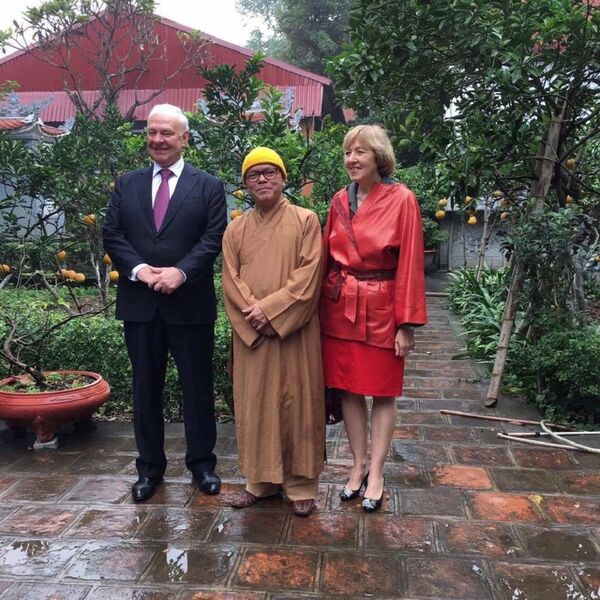 Sư Thầy -họa sĩ với Đại sứ Nga tại Việt Nam K.V. Vnukov và phu nhân Sư Thầy -họa sĩ với Đại sứ Nga tại Việt Nam K.V. Vnukov và phu nhân - Sputnik Việt Nam