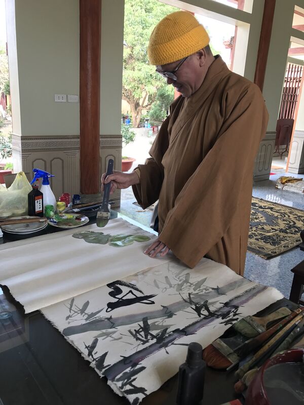 Sư Thầy - họa sĩ đang hoàn thiện một bức tranh Tết Sư Thầy - họa sĩ đang hoàn thiện một bức tranh Tết - Sputnik Việt Nam