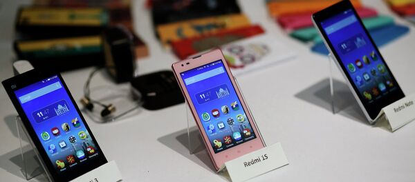 Three models of China's Xiaomi Mi phones are pictured during their launch in New Delhi in this July 15, 2014 file photo - Sputnik Việt Nam