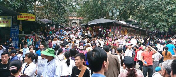 Biển người ken kín ngả đường lên hành lễ, trẩy hội chùa Hương 2019 Biển người ken kín ngả đường lên hành lễ, trẩy hội chùa Hương 2019 - Sputnik Việt Nam