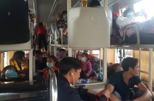 Cảnh nhồi nhét khách trên xe khách BKS 18B-021.36 - Sputnik Việt Nam
