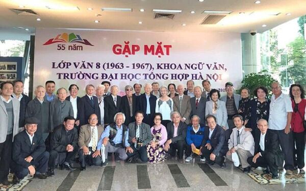 Tổng Bí thư, Chủ tịch nước Nguyễn Phú Trọng chụp ảnh lưu niệm tại buổi gặp mặt Lớp Văn 8 (1963-1967), Khoa Ngữ Văn, Trường ĐH Tổng hợp Hà Nội.  - Sputnik Việt Nam