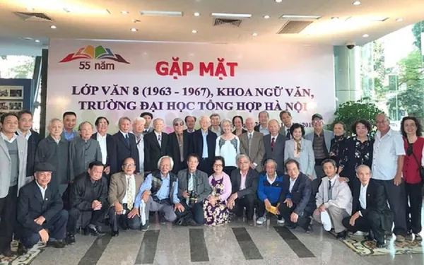 Tổng Bí thư, Chủ tịch nước Nguyễn Phú Trọng chụp ảnh lưu niệm tại buổi gặp mặt Lớp Văn 8 (1963-1967), Khoa Ngữ Văn, Trường ĐH Tổng hợp Hà Nội. Tổng Bí thư, Chủ tịch nước Nguyễn Phú Trọng chụp ảnh lưu niệm tại buổi gặp mặt Lớp Văn 8 (1963-1967), Khoa Ngữ Văn, Trường ĐH Tổng hợp Hà Nội. - Sputnik Việt Nam