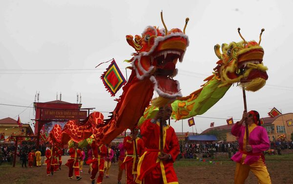 Đoàn rước linh vị của vua Lê Đại Hành từ chùa Đọi xuống khu vực diễn ra lễ Tịch điền. - Sputnik Việt Nam