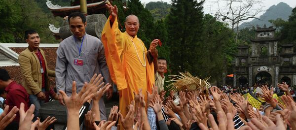 Nhà sư tung lộc ở chùa Hương - Sputnik Việt Nam