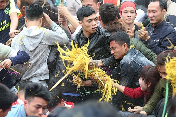 Cảnh chen lấn xô đẩy để cướp bông diễn ra trong khoảng 2 phút. Cảnh chen lấn xô đẩy để cướp bông diễn ra trong khoảng 2 phút. - Sputnik Việt Nam