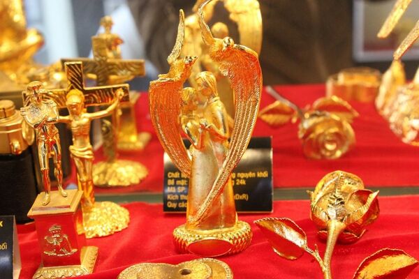 Đôi uyên ương dát vàng cũng là mặt hàng hút khách - Sputnik Việt Nam