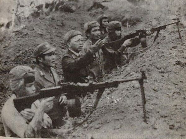 Thiếu tướng Đinh Văn Tuy (thứ 3 từ trái sang), Phó chính ủy Bộ Tư lệnh Công an nhân dân vũ trang kiểm tra công tác sẵn sàng chiến đấu tại Hoàng Liên Sơn cuối năm 1978  - Sputnik Việt Nam