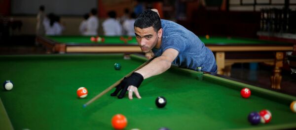 Chàng trai Palestinin chơi bi-a ở 1 CLB tại dải Gaza 17 tháng 7 2016 - Sputnik Việt Nam