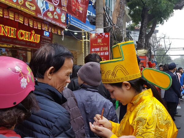 Mới đầu giờ sáng, người dân đã phải nhận phiếu xếp hàng chờ hàng dài - Sputnik Việt Nam